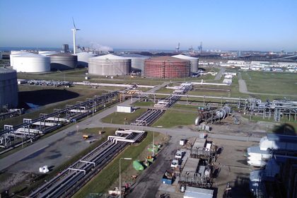 Overzicht van een tankenpark met leidingtrac&eacute;s en opslagtanks