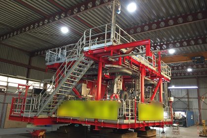 Rood staalwerk van een offshore-module in een fabricagehal